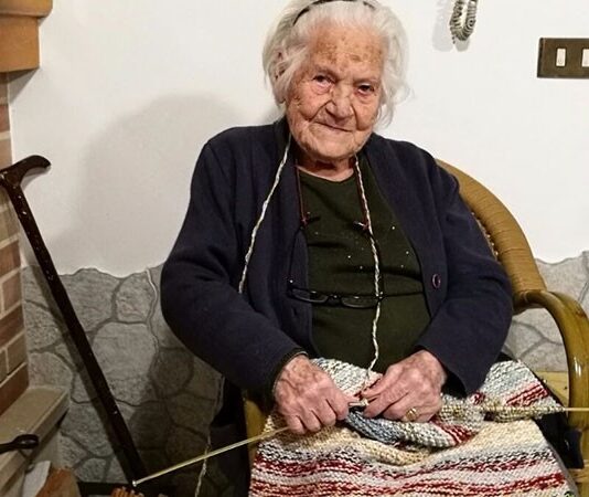 Nonna Maria compie 100 anni. I segreti della sua longevità? Poca tv, lavorare a maglia e tanta compagnia
