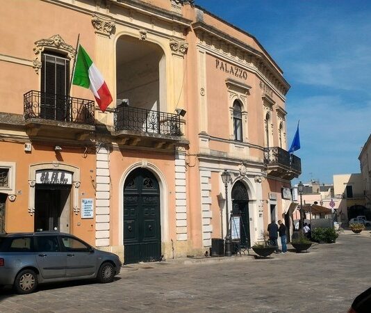 Dalla riduzione delle indennità 30 borse di studio per gli studenti meritevoli