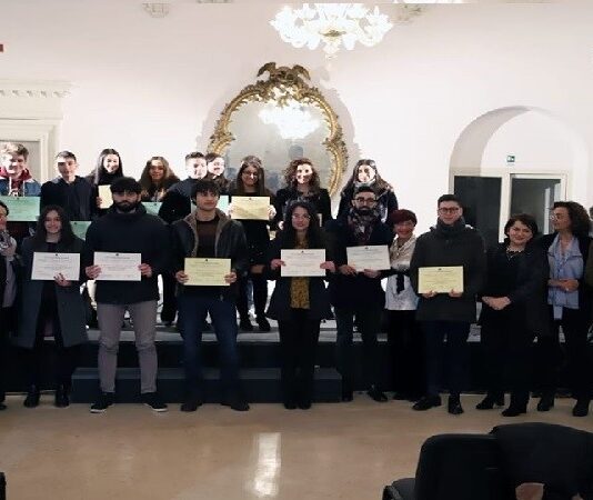 Borse di studio col taglio delle indennità, ecco i nomi dei 17 giovani vincitori
