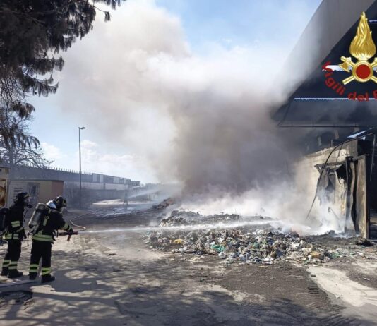 Incendio all’ecocentro, De Luca: «Subito un Consiglio dell’Union3. L’emergenza non si ferma al cartello stradale»