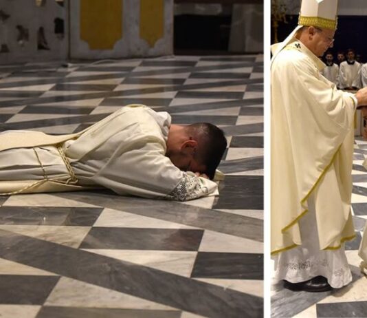 Don Enrico è sacerdote. Panzetta benedice anche Monteroni: «Continui a essere terra di vocazioni». Oggi la prima messa in Piazza Candido (diretta su TGMonteroni)