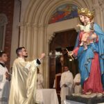 «Mi tremano le gambe. La mia vita è per voi»: don Enrico torna a casa da sacerdote e abbraccia Monteroni. La prima messa IL VIDEO