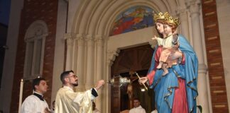 «Mi tremano le gambe. La mia vita è per voi»: don Enrico torna a casa da sacerdote e abbraccia Monteroni. La prima messa IL VIDEO