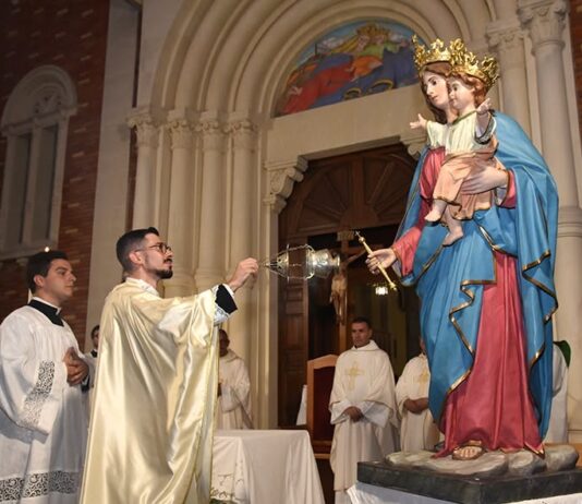 «Mi tremano le gambe. La mia vita è per voi»: don Enrico torna a casa da sacerdote e abbraccia Monteroni. La prima messa IL VIDEO