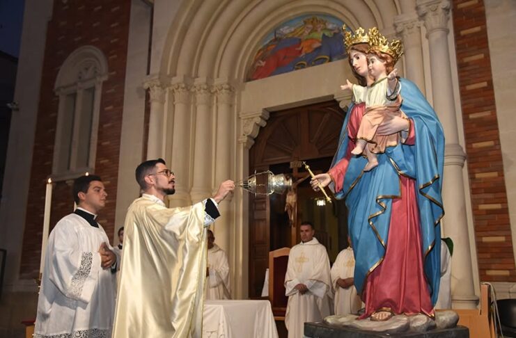 «Mi tremano le gambe. La mia vita è per voi»: don Enrico torna a casa da sacerdote e abbraccia Monteroni. La prima messa IL VIDEO