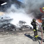 Incendio all’Ecocentro, si riaccende un focolaio. Stop a latte, uova e prodotti: scatta l’ordinanza cautelativa