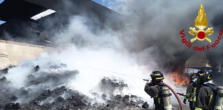 Incendio all’Ecocentro, si riaccende un focolaio. Stop a latte, uova e prodotti: scatta l’ordinanza cautelativa
